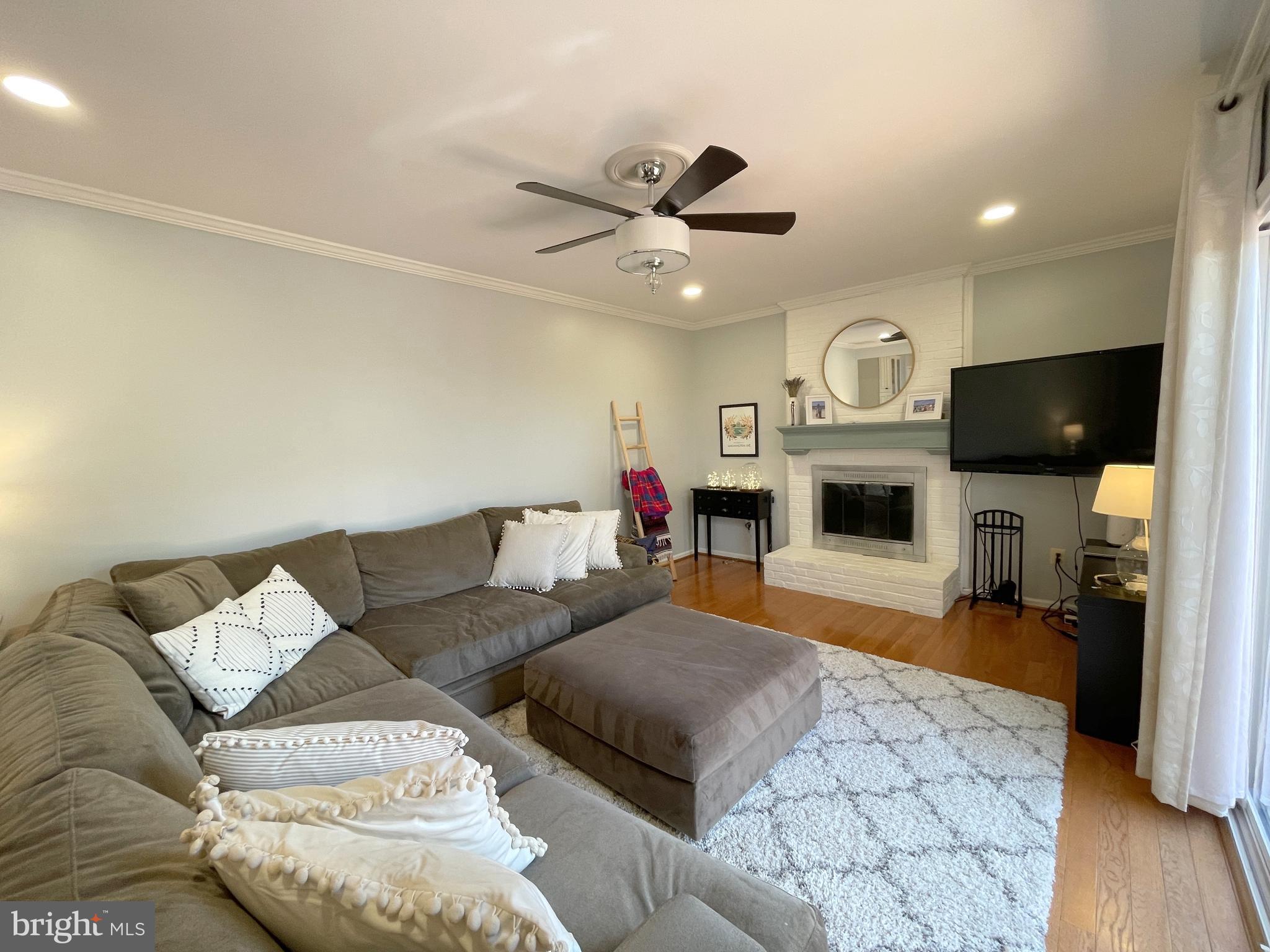 502 Clagett Street Southwest Leesburg, VA 20175 - Photo 16 of 41 502 CLAGETT ST SW Family Room
