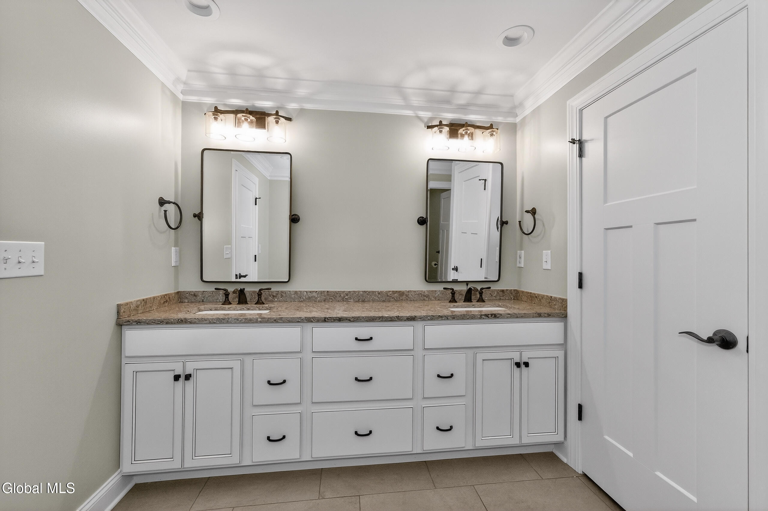 38 Cambridge Way Colonie, NY 12110 - Photo 37 of 57 7 Master 4
