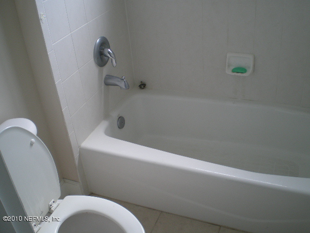 415 Emslie Terrace St. Augustine, FL 32095 - Photo 8 of 13 a bathroom with a sink and bathtub