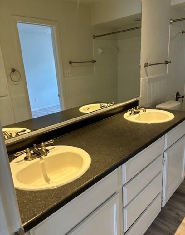 2729 Hurstview Drive, Unit A Hurst, TX 76054 - Photo 18 of 21 Jack and Jill bathroom