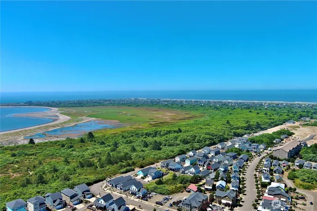 $305,000 | 262 Oyhut Bay Boulevard Southwest, Unit 305, Ocean Shores, WA 98569