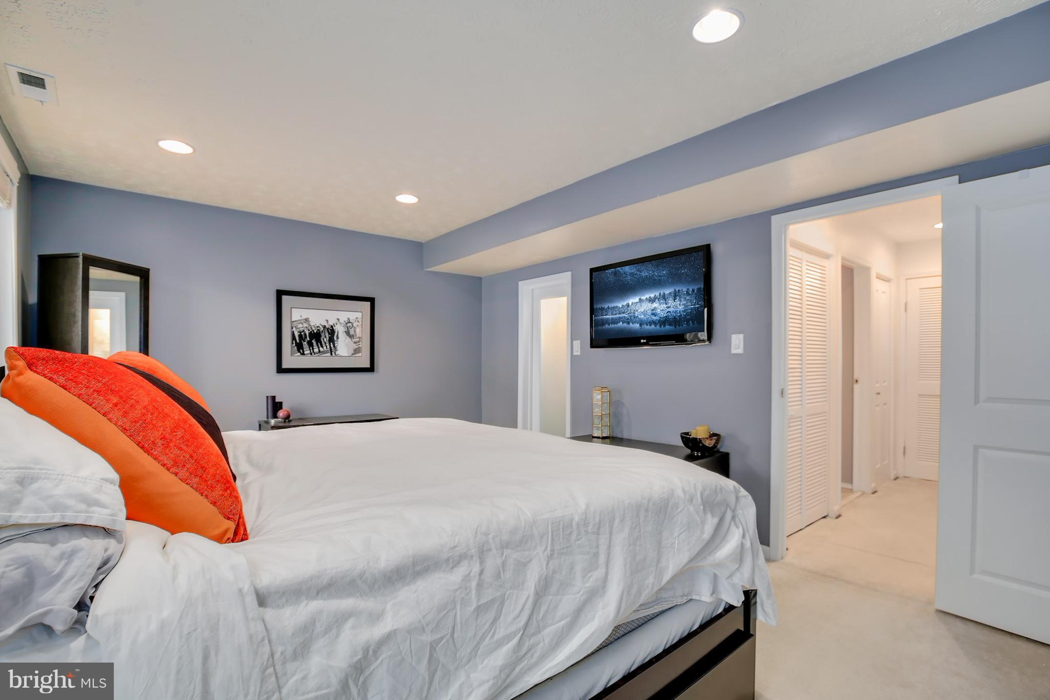 1119 Harvard Street Northwest, Unit R Washington, DC 20009 - Photo 19 of 26 a bedroom with a large bed and a painting
