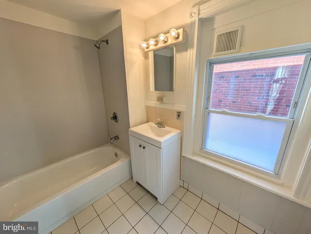 $2,000 | 105 West 3rd Avenue, Unit 2, Conshohocken, PA 19428