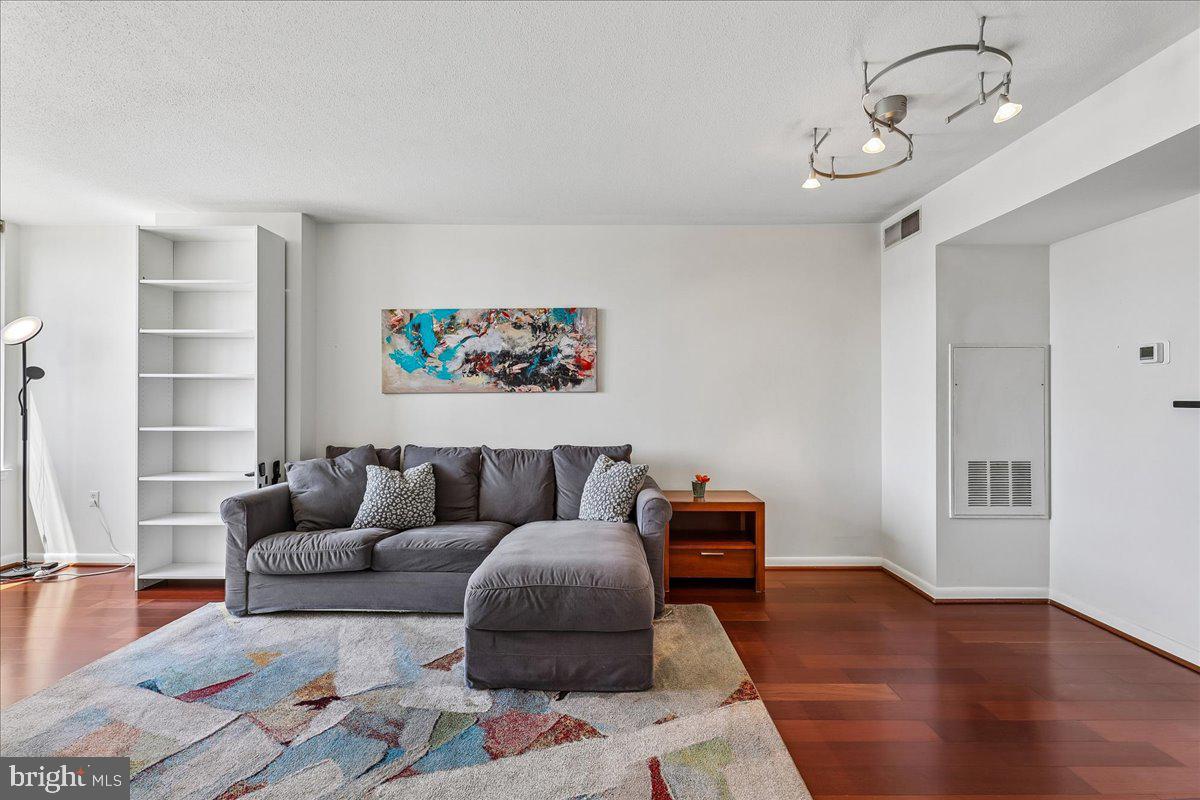 851 North Glebe Road, Unit 1003 Arlington, VA 22203 - Photo 3 of 73