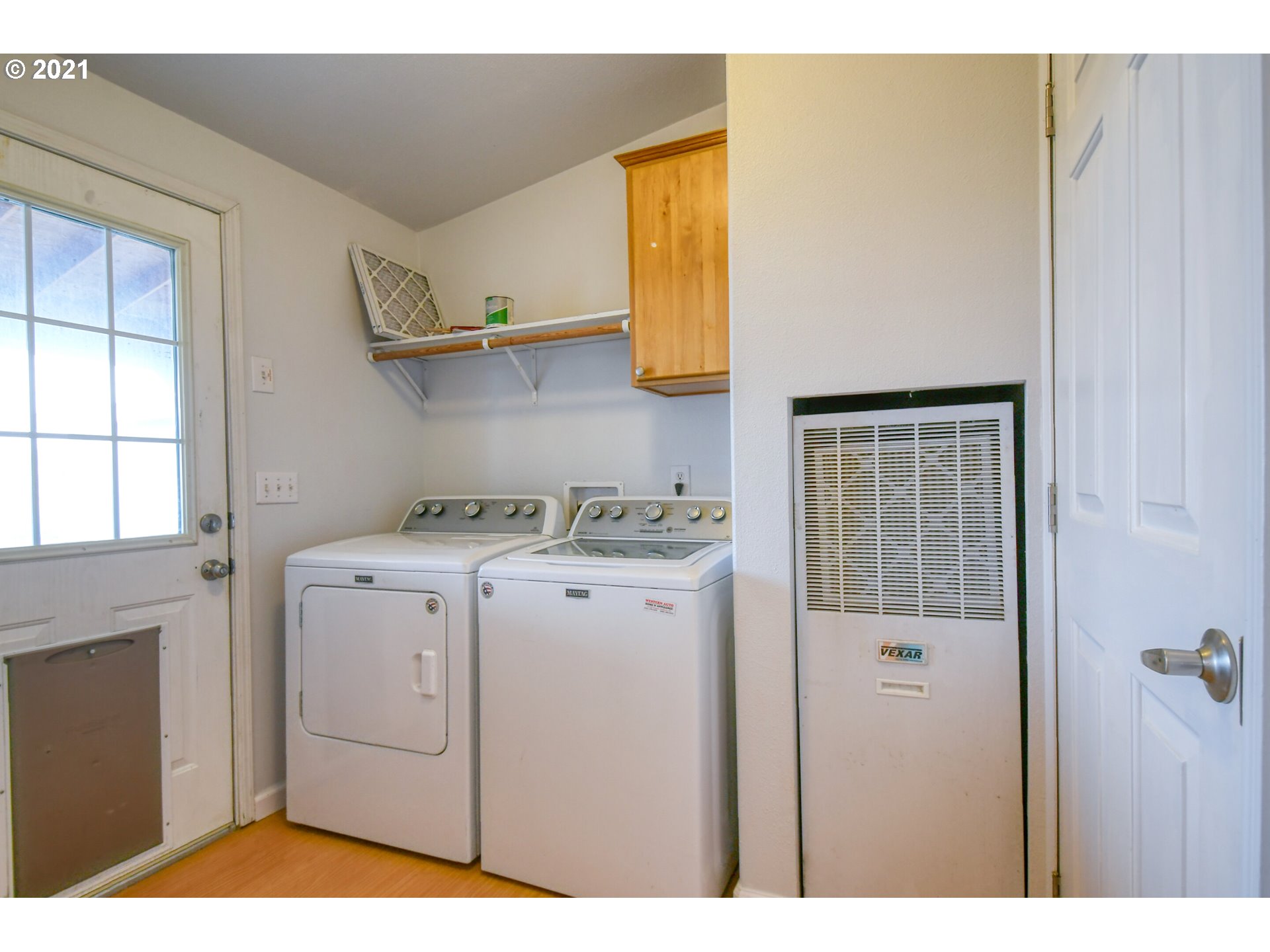 3085 Southwest River View Drive Pendleton, OR 97801 - Photo 24 of 32 a utility room with dryer and washer