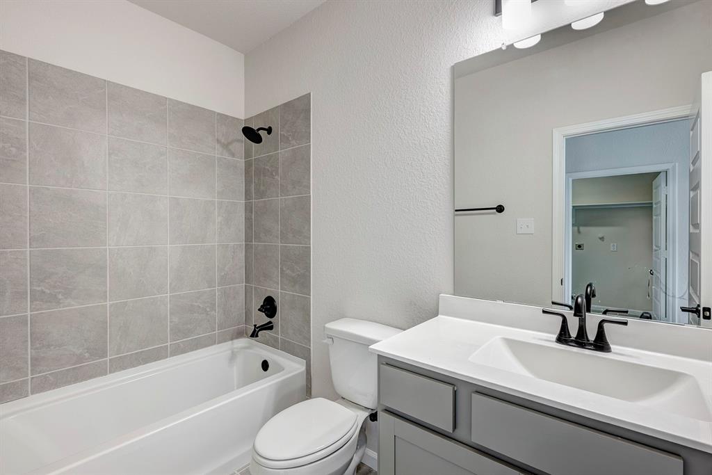 402 Heritage Grv Road Blue Ridge, TX 75424 - Photo 15 of 18 The Davenport II Hall Bath