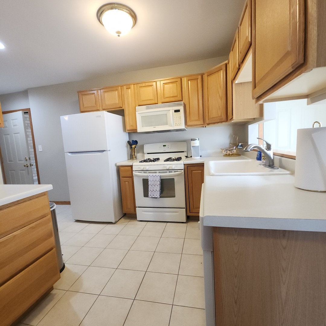 10620 Central Avenue, Unit 3B Chicago Ridge, IL 60415 - Photo 7 of 13 a kitchen with a stove a refrigerator and a sink