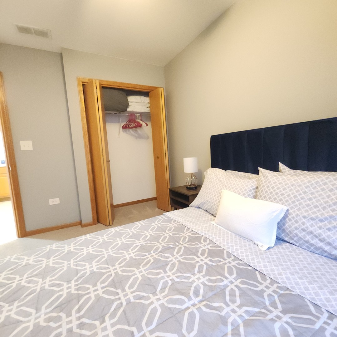 10620 Central Avenue, Unit 3B Chicago Ridge, IL 60415 - Photo 10 of 13 a bedroom with a bed and a window