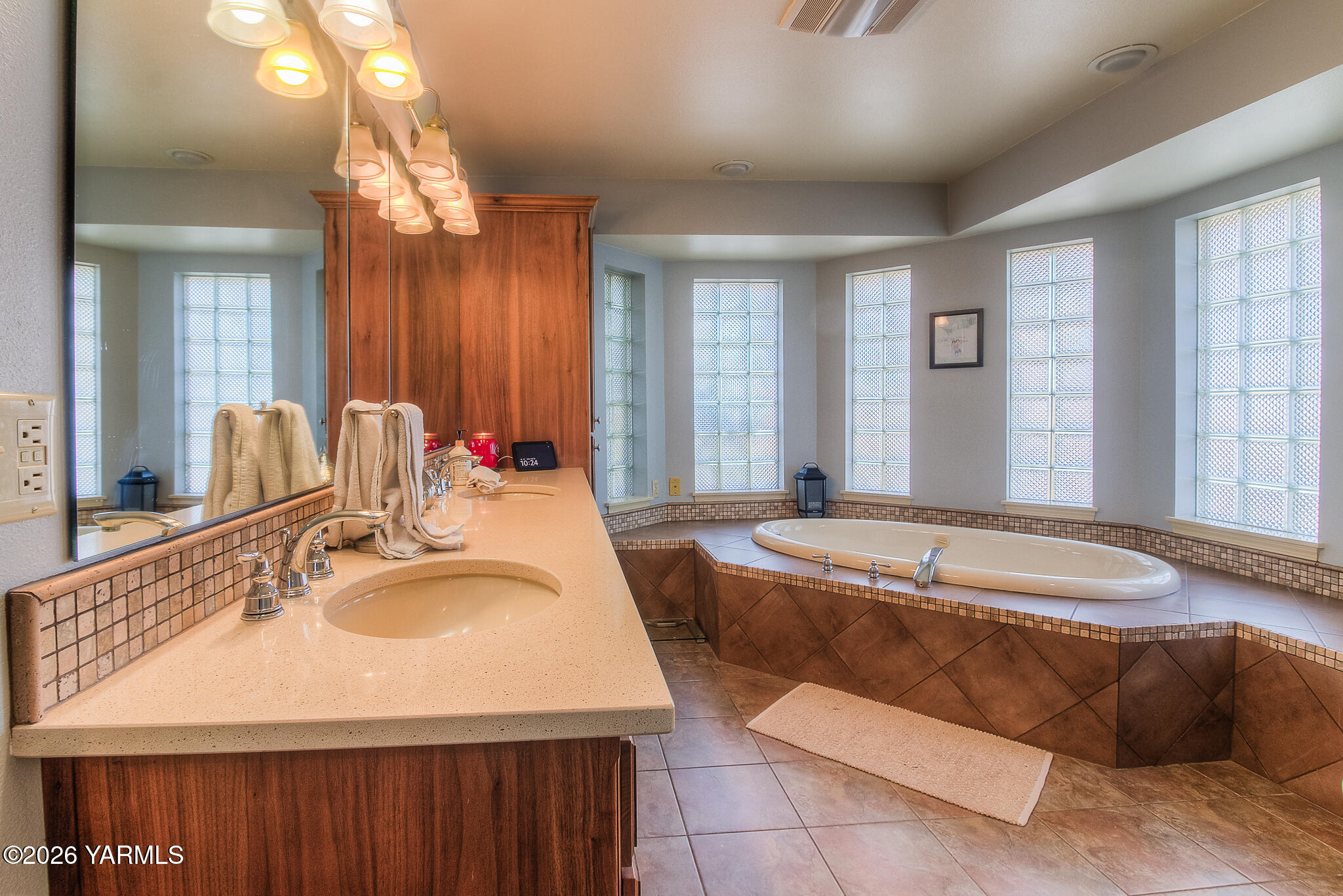 1352 Gilbert Road Zillah, WA 98953 - Photo 17 of 39 17. En-Suite