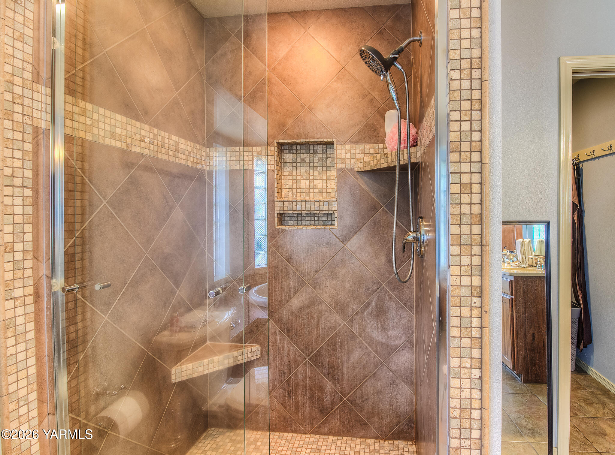 1352 Gilbert Road Zillah, WA 98953 - Photo 19 of 39 19. En-Suite