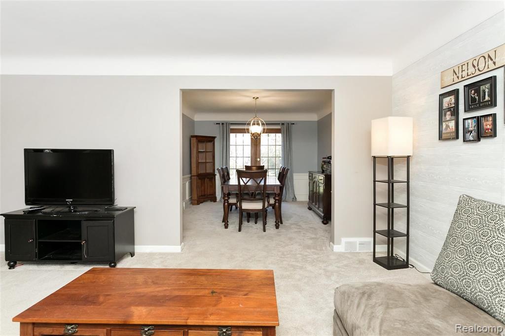 660 Cook Road Grosse Pointe Woods, MI 48236 - Photo 12 of 49