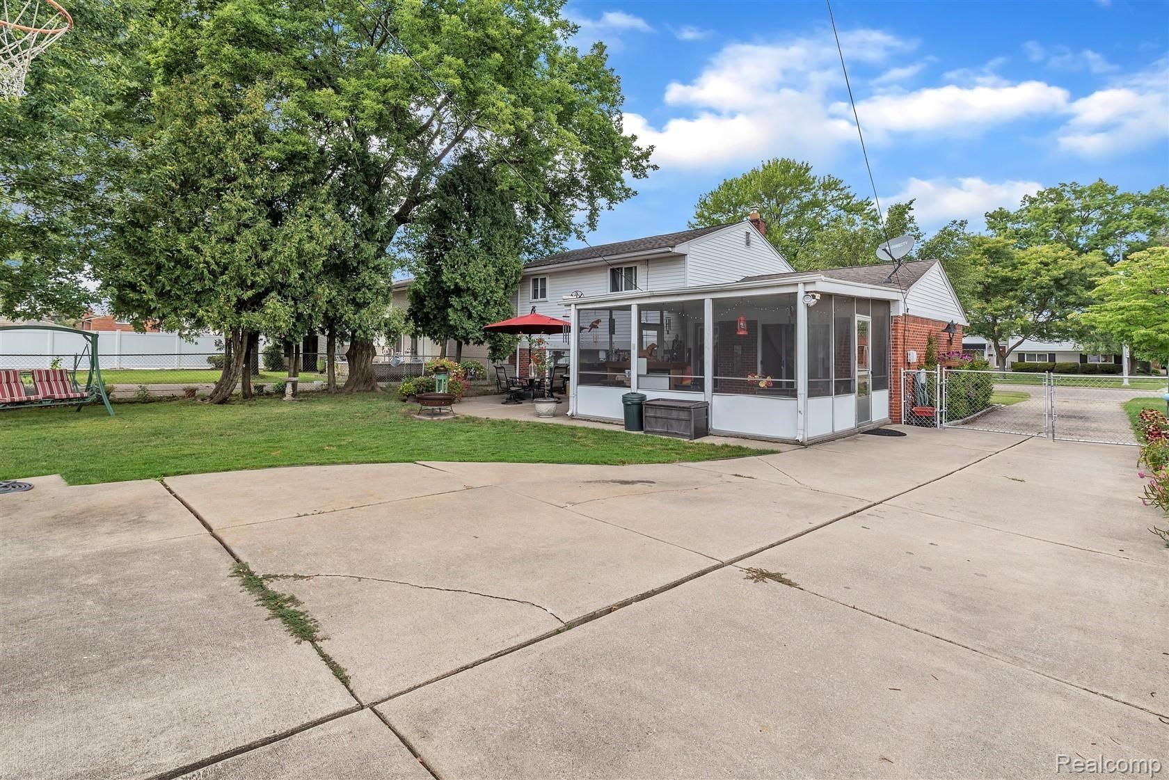 29549 Curtis Road Livonia, MI 48152 - Photo 35 of 46 40-29549 Curtis Rd-WindowStill-Real.jpg