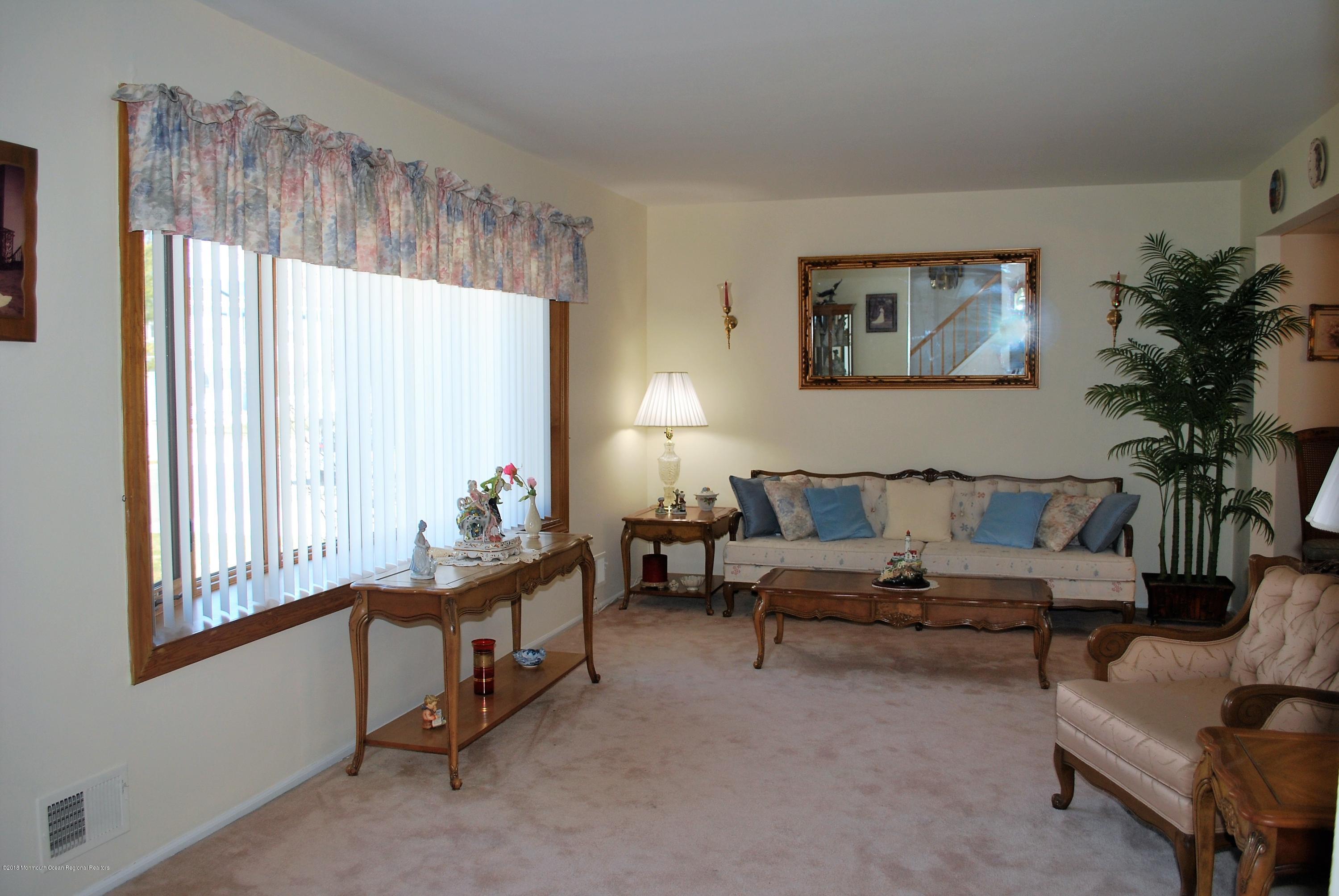 7 Remsen Drive Howell, NJ 07731 - Photo 3 of 23 DSC_0023
