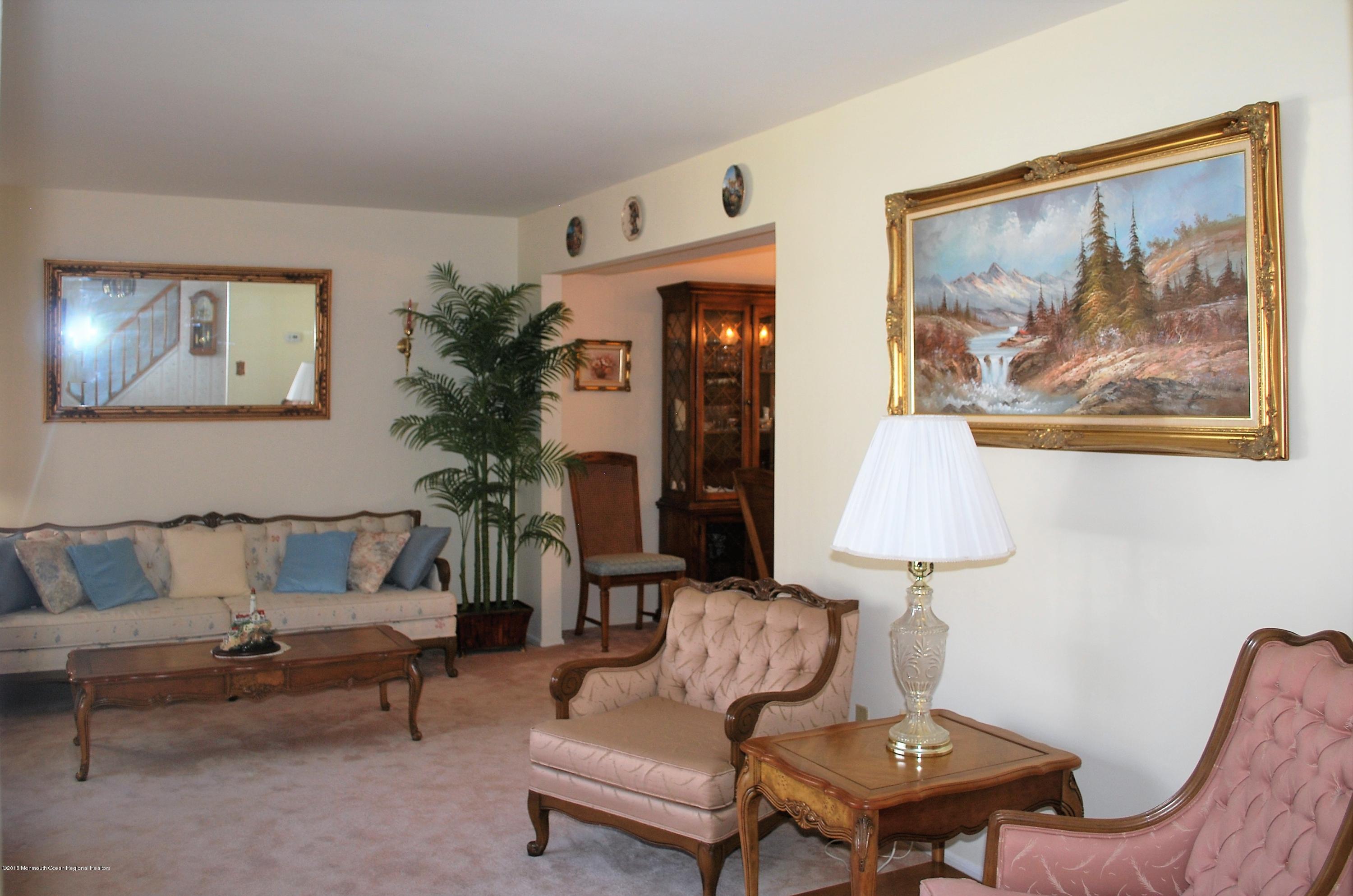7 Remsen Drive Howell, NJ 07731 - Photo 4 of 23 DSC_0019