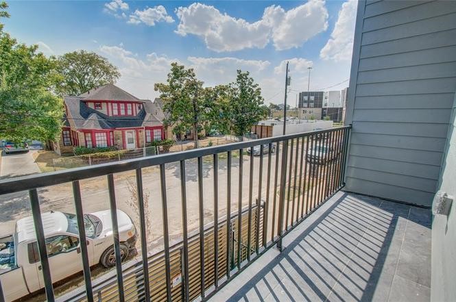 2309 Eagle Street Houston, TX 77004 - Photo 22 of 34 a view of a balcony with city view