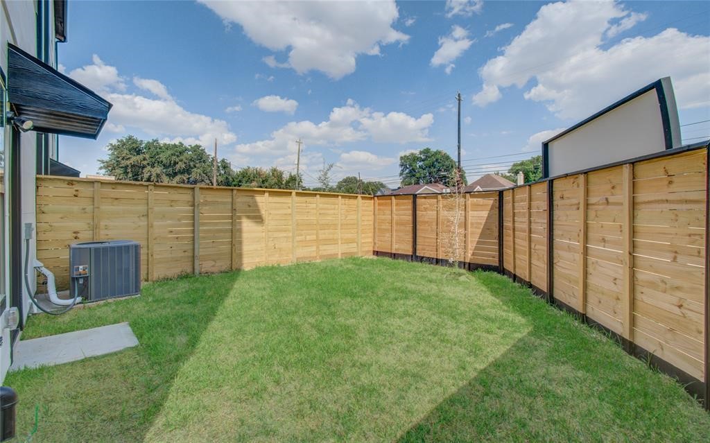 2309 Eagle Street Houston, TX 77004 - Photo 32 of 34 a view of a garden from a patio