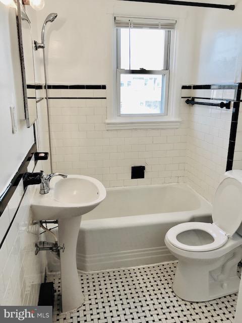 7 Warren Road Baltimore, MD 21221 - Photo 9 of 16 Upstairs full bathroom