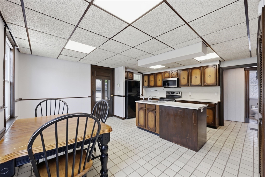 585 Armory Street Springfield, MA 01104 - Photo 16 of 40