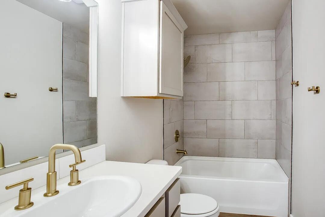 10502 Aberdeen Avenue Lubbock, TX 79424 - Photo 17 of 20 a bathroom with a sink toilet and bathtub