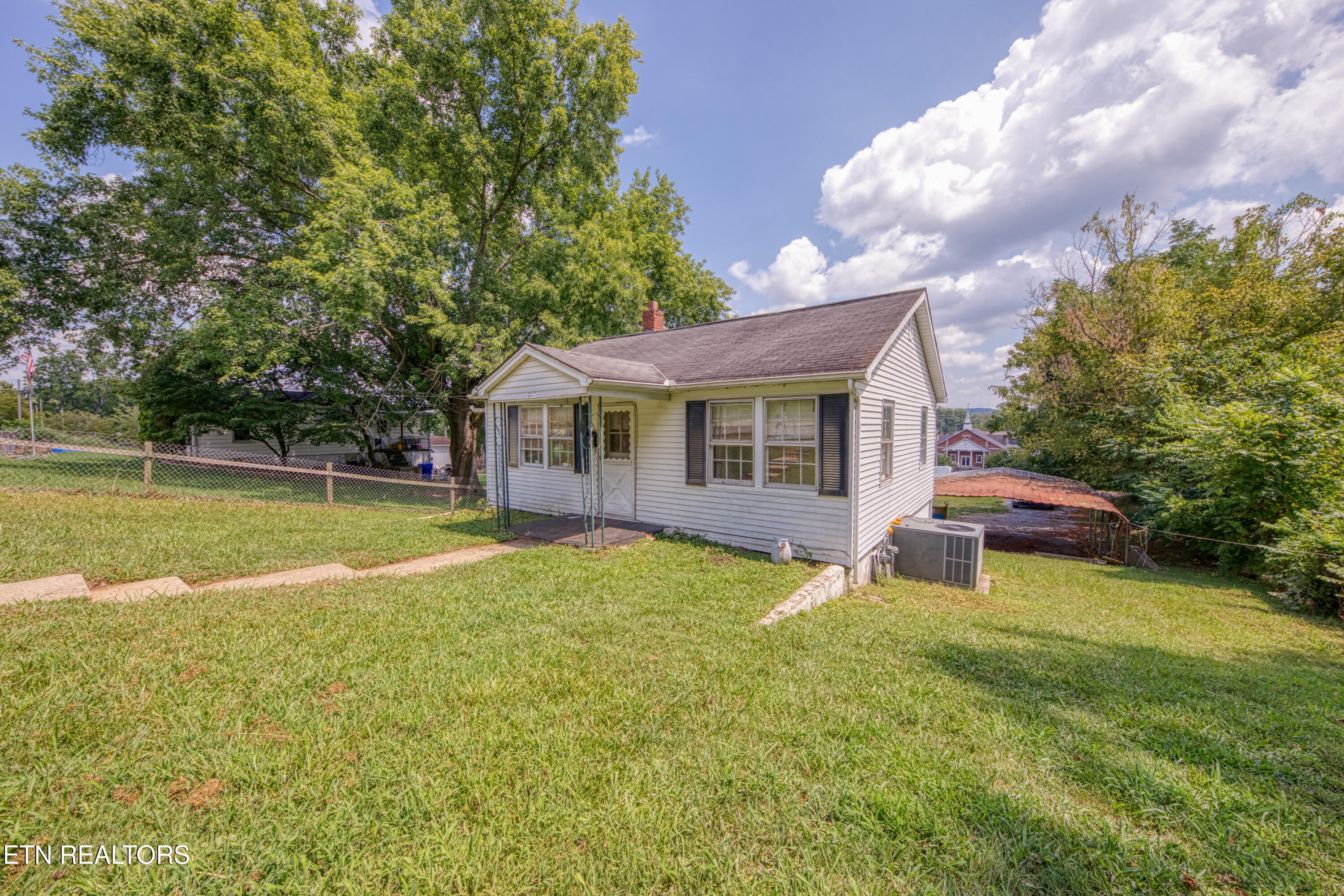 817 Medaris Street Clinton, TN 37716 - Photo 2 of 12 0H3A5659_5