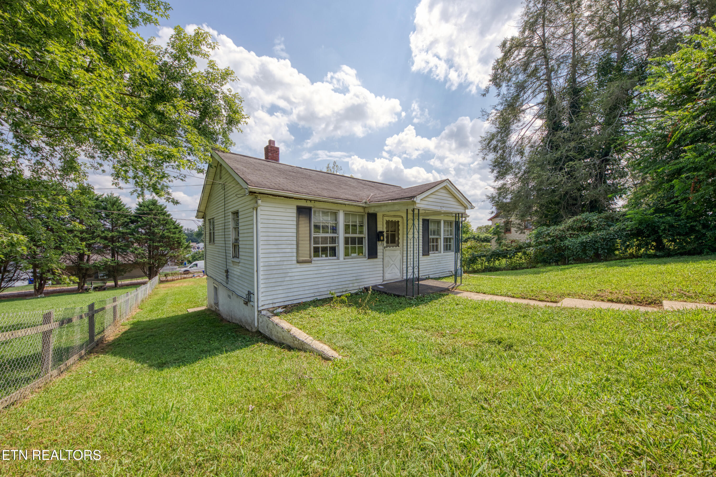 817 Medaris Street Clinton, TN 37716 - Photo 3 of 12 0H3A5662_6