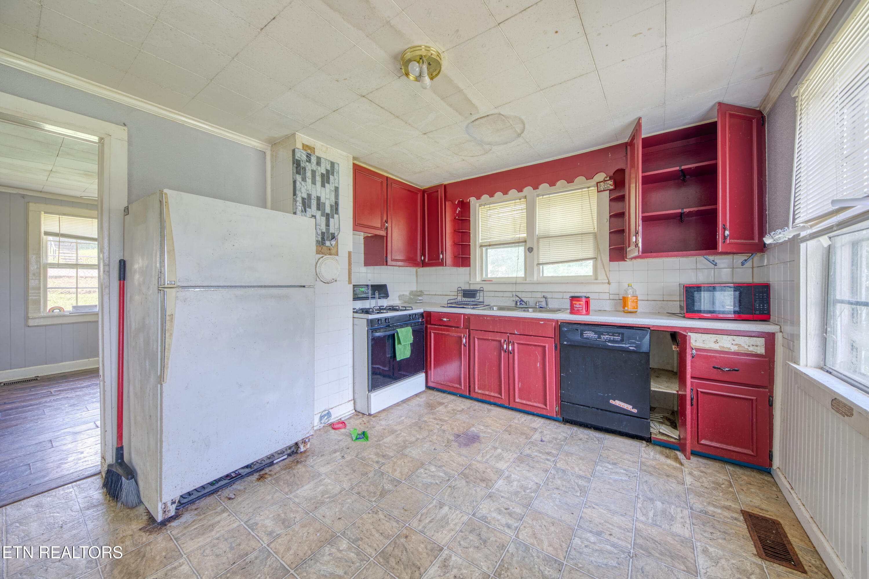 817 Medaris Street Clinton, TN 37716 - Photo 6 of 12 0H3A5665_7