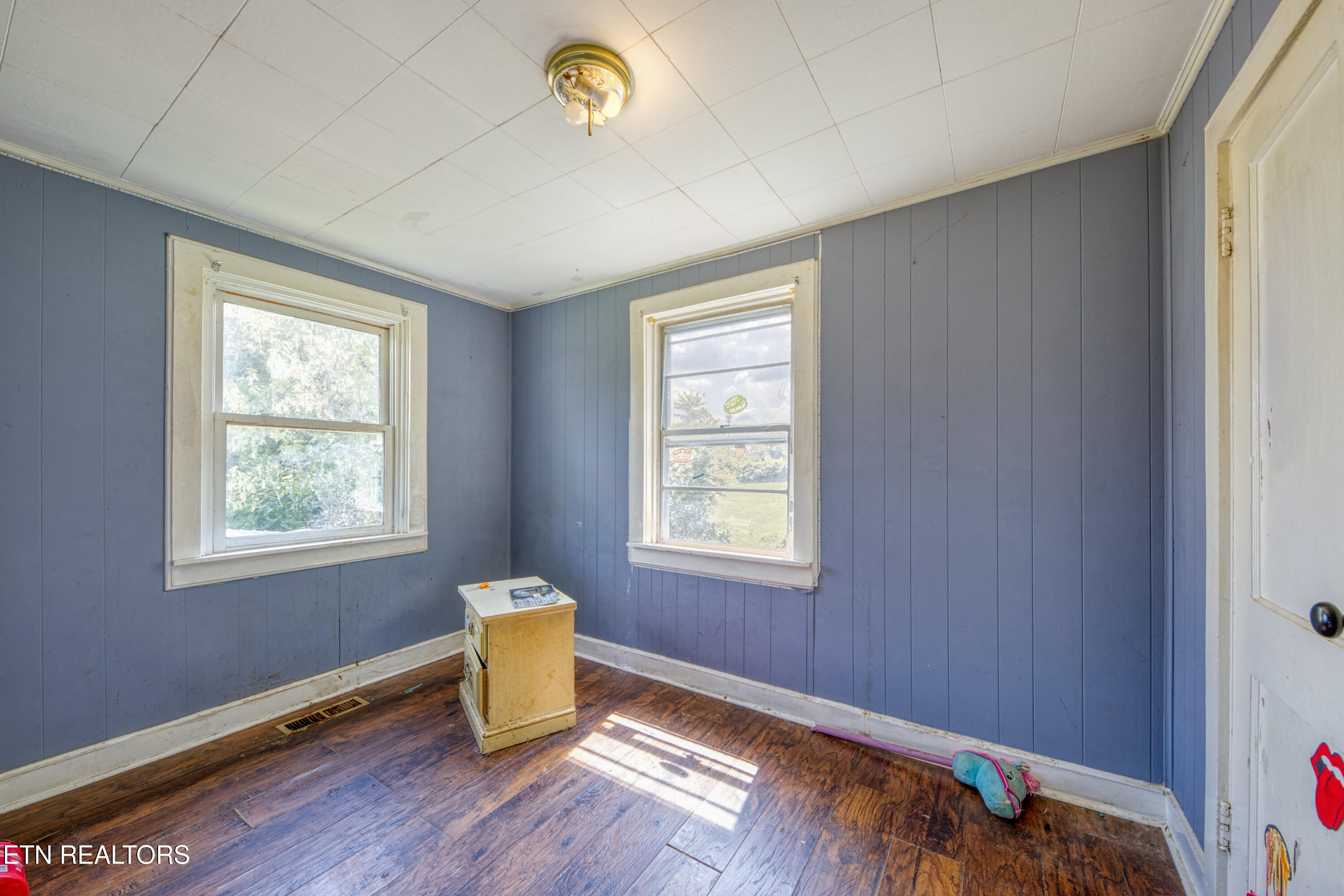 817 Medaris Street Clinton, TN 37716 - Photo 7 of 12 0H3A5678_10