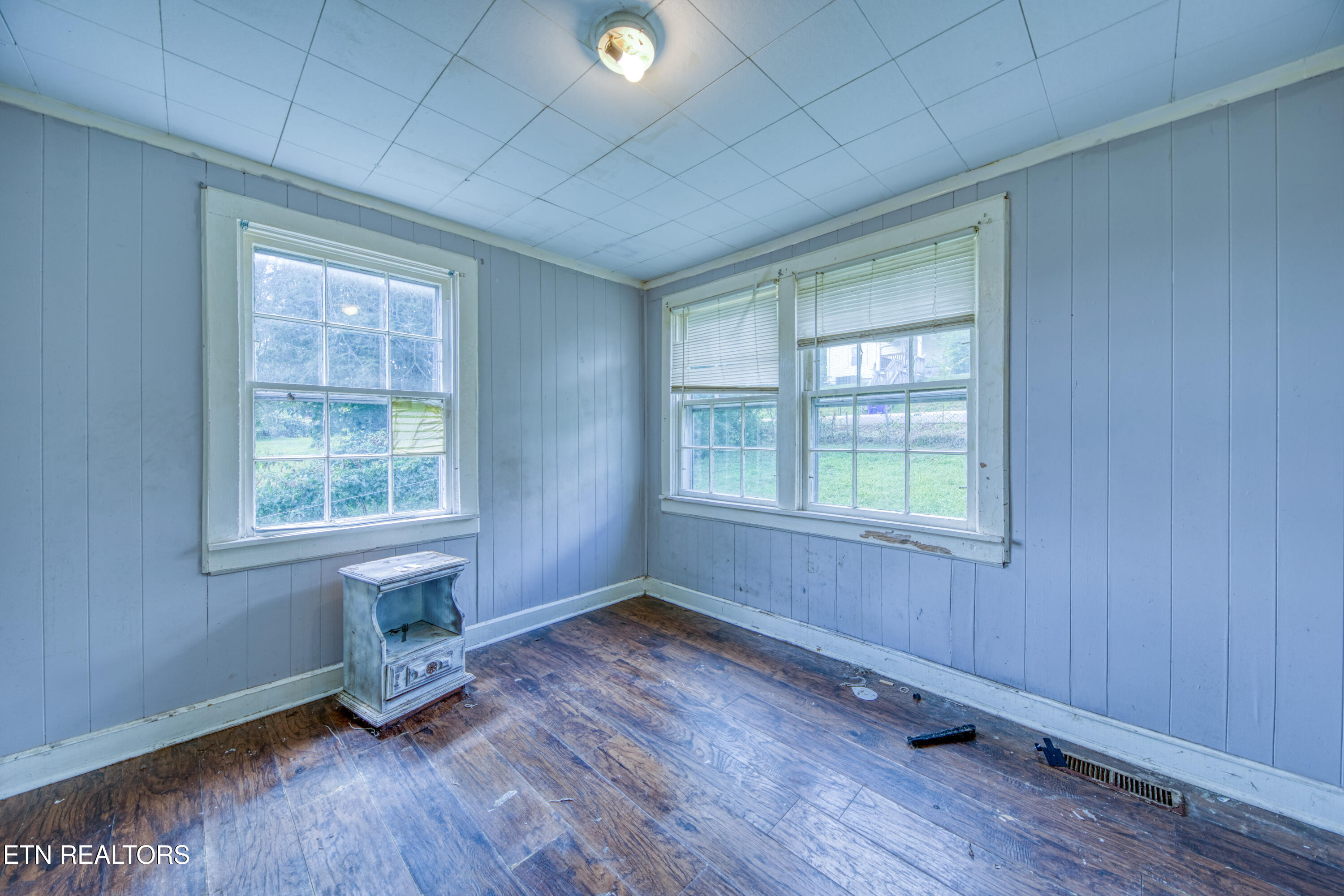 817 Medaris Street Clinton, TN 37716 - Photo 8 of 12 0H3A5686_12