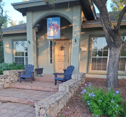 a view of a yard in front of the house