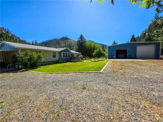a view of a backyard