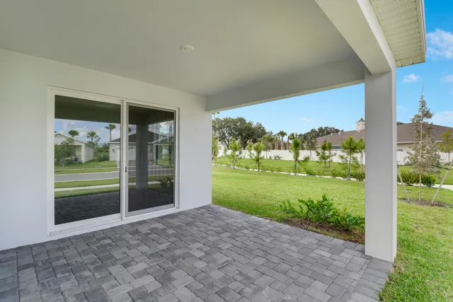 a view of a house with backyard and garden