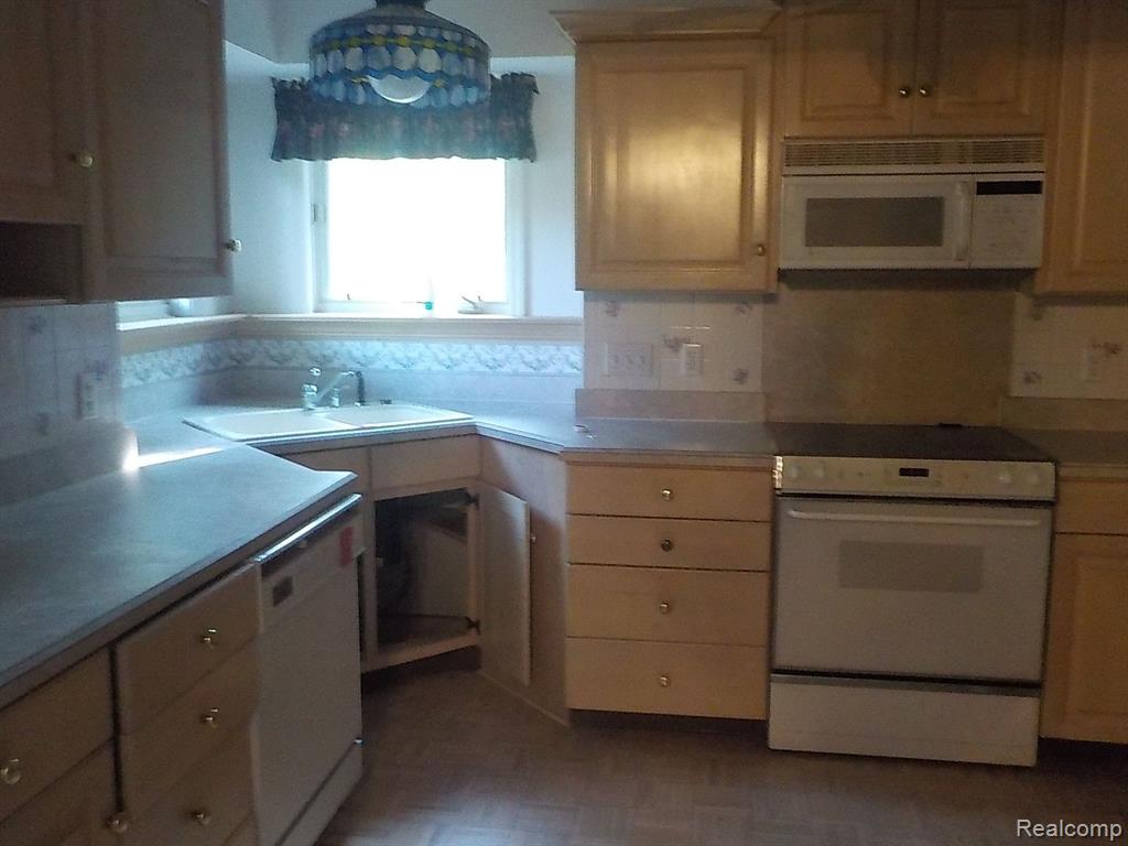 5245 Lahring Road Linden, MI 48451 - Photo 7 of 19