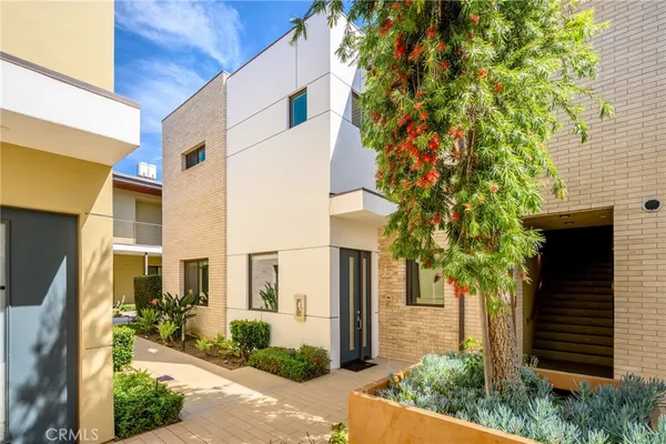 $4,000 | 125 Hurlbut Street, Unit 108, Pasadena, CA 91105