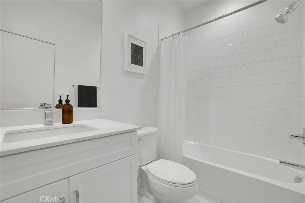 318 Bridgewater Way, Unit 7 Gardena, CA 90247 - Photo 19 of 21 Hallway Bahtroom