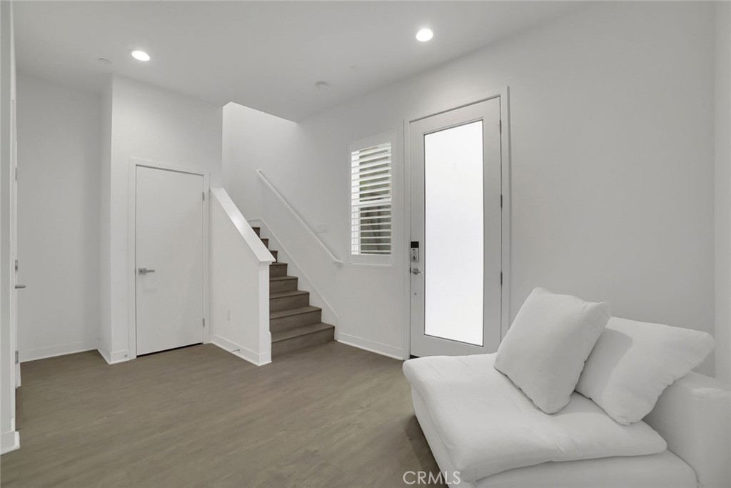 318 Bridgewater Way, Unit 7 Gardena, CA 90247 - Photo 6 of 21 Foyer