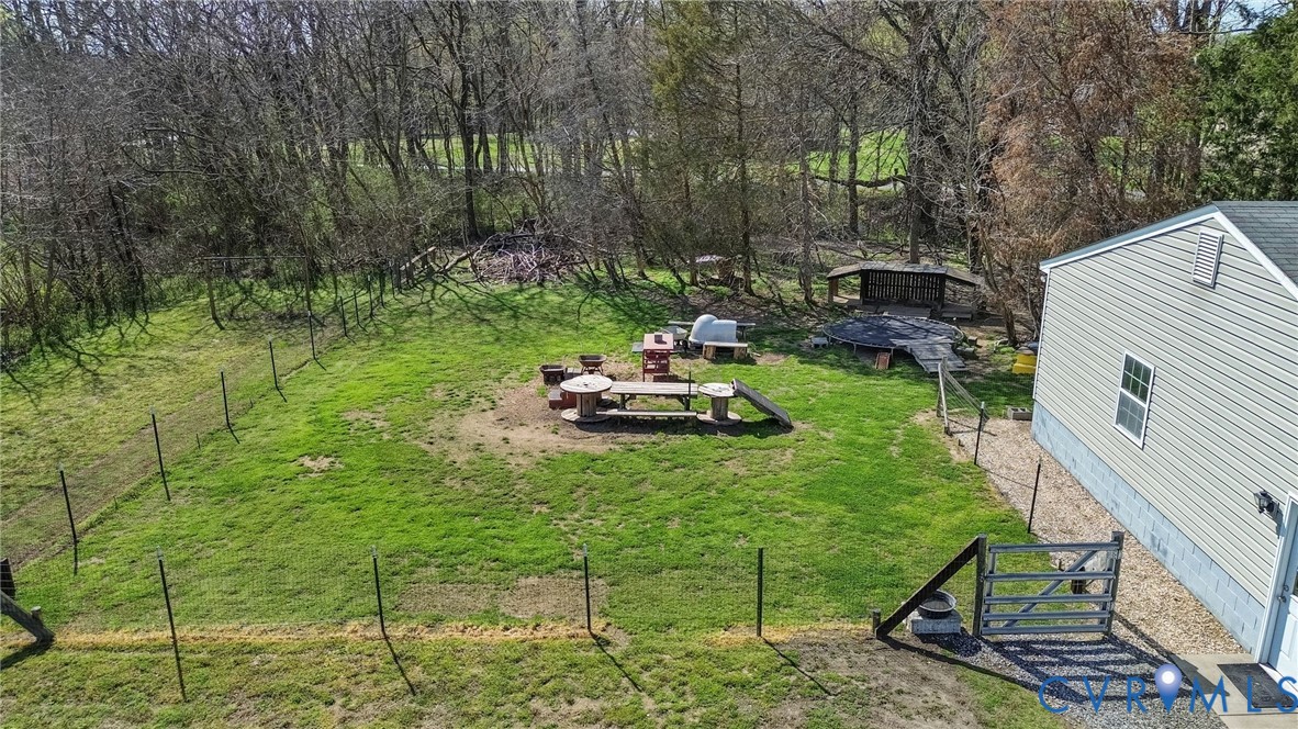 3411 Spring Run Road Mechanicsville, VA 23111 - Photo 38 of 41 a backyard of a house with table and chairs