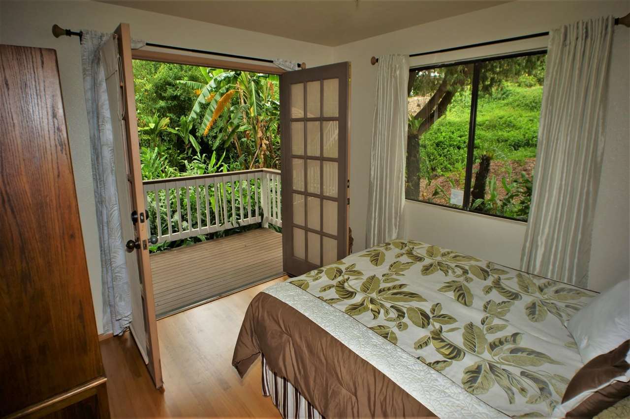 26 Manu Street Kula, HI 96790 - Photo 21 of 30 a bedroom with a bed and a window