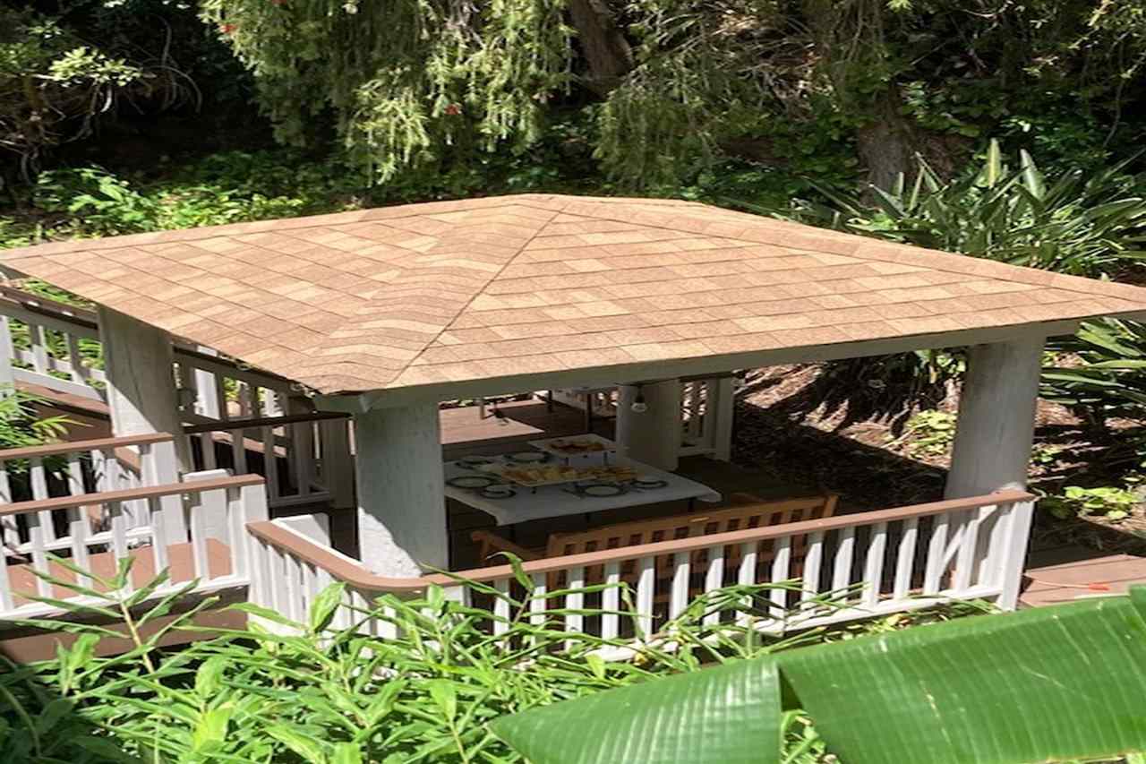 26 Manu Street Kula, HI 96790 - Photo 24 of 30 a view of a patio with table and chairs with wooden floor and fence