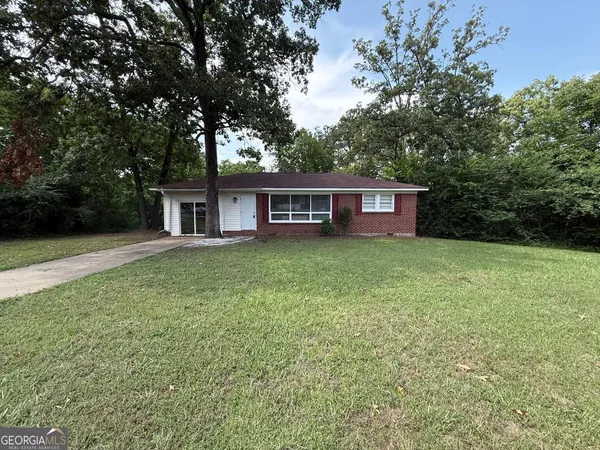 a view of a house with a backyard