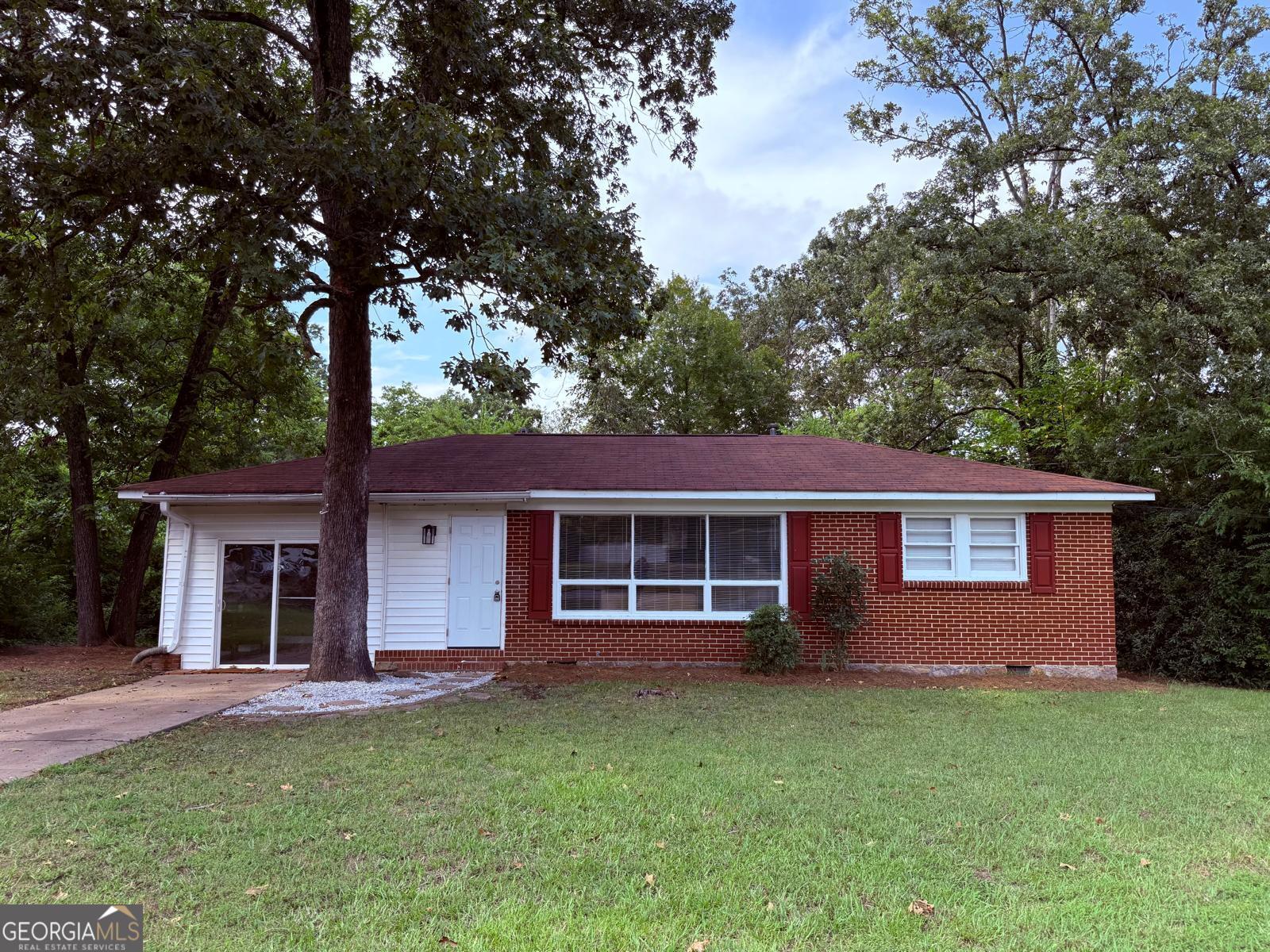 2602 Lake Ridge Circle Rome, GA 30165 - Photo 2 of 19 a front view of a house with a garden