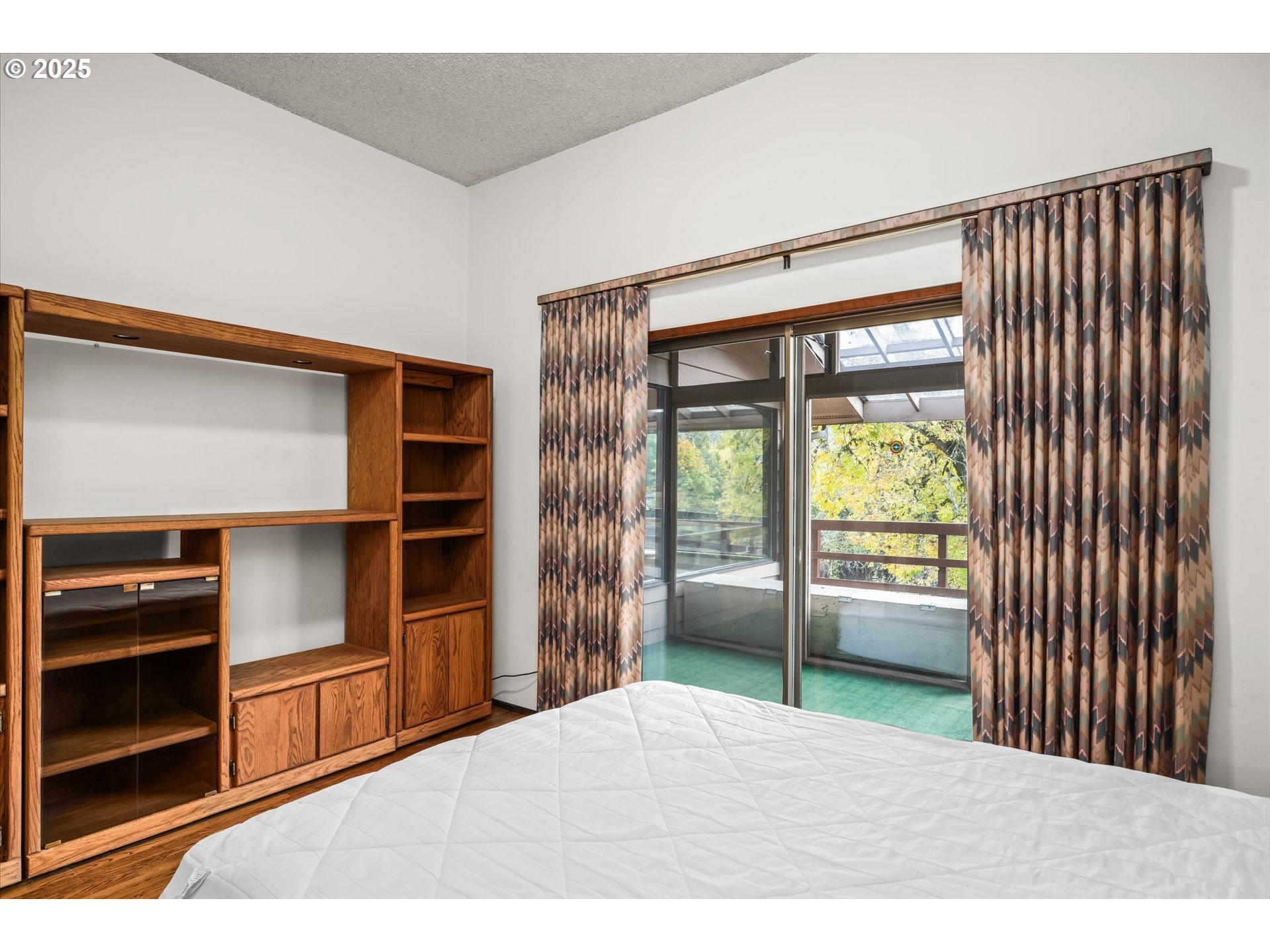 35012 McKenzie View Drive Springfield, OR 97478 - Photo 11 of 47 a room with closet and a window