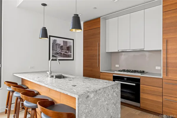 $918,000 | 21-21 31st Street, Unit 2L | Astoria