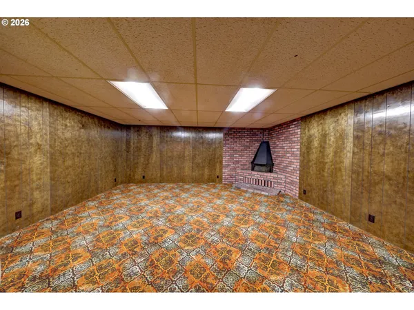 a big room with closet