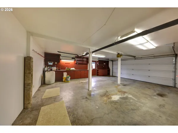 a view of a big room with closet