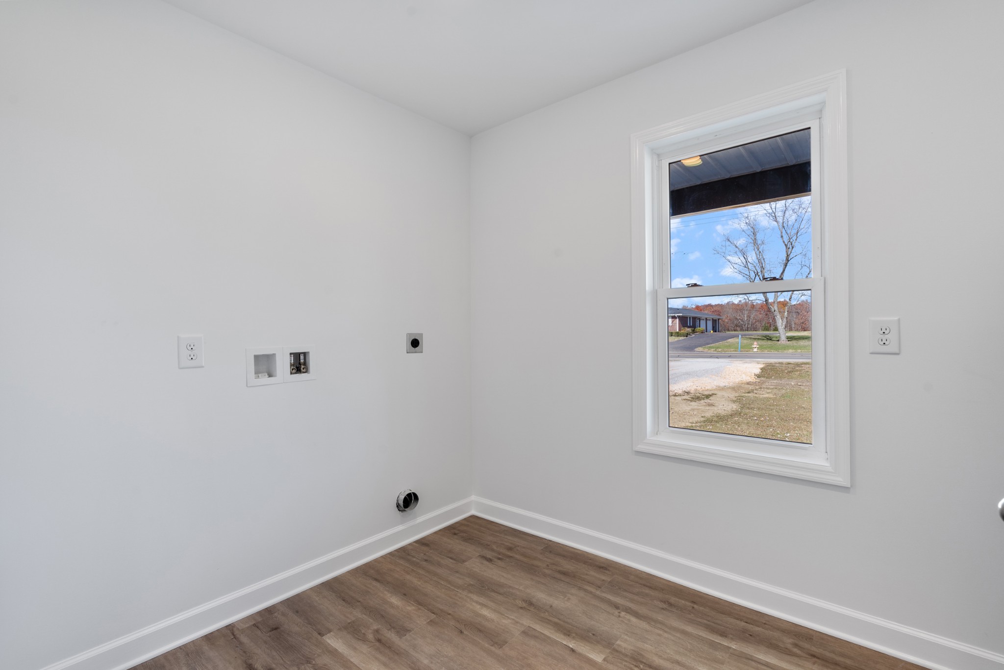 654 West Main Street Hohenwald, TN 38462 - Photo 18 of 33 a view of an empty room with a window