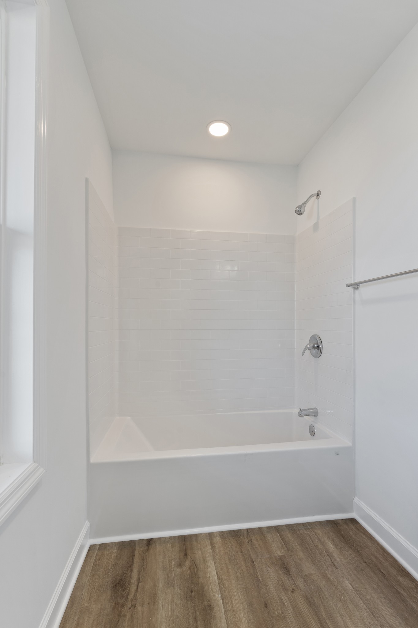 654 West Main Street Hohenwald, TN 38462 - Photo 22 of 33 a bathroom with a bathtub