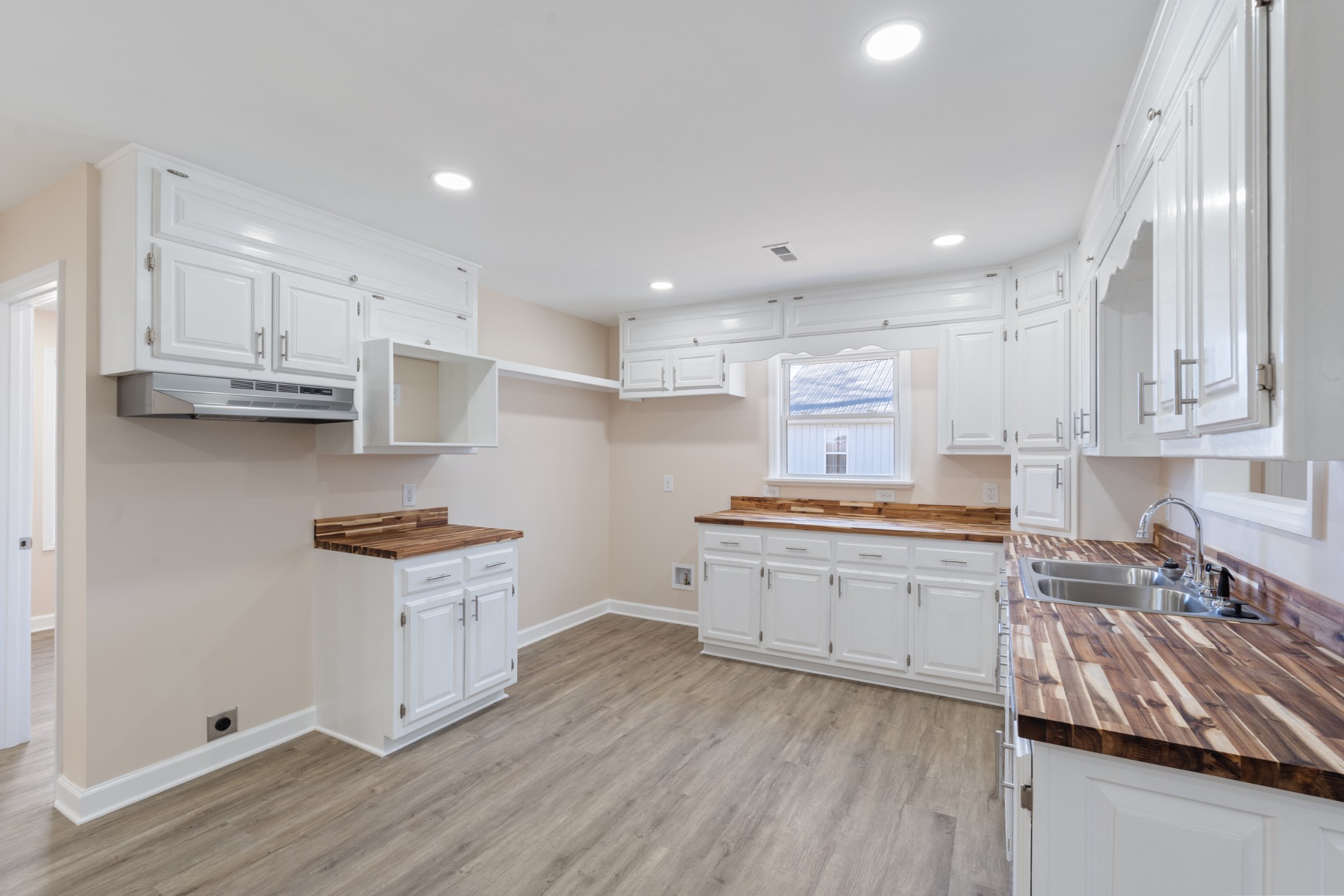 654 West Main Street Hohenwald, TN 38462 - Photo 28 of 33 a kitchen with granite countertop a sink stove and cabinets