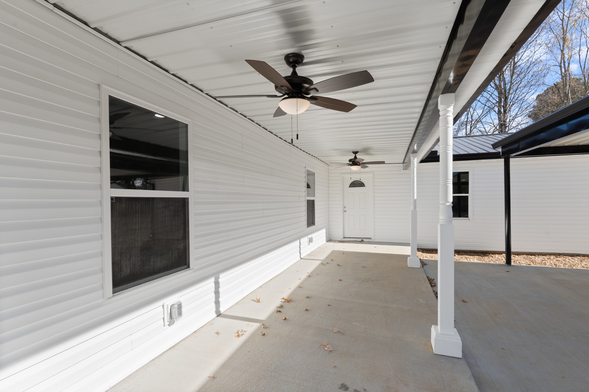 654 West Main Street Hohenwald, TN 38462 - Photo 6 of 33 a view of a entryway
