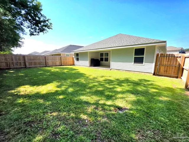 a view of a house with backyard and garden