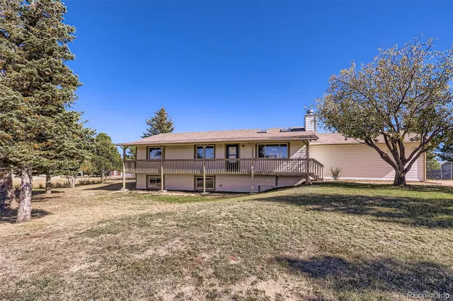 a picture of a bench in a wall